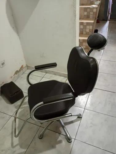 Lavatório completo com aquecedor nunca usado + cadeira profissional usada em ótimo estado 