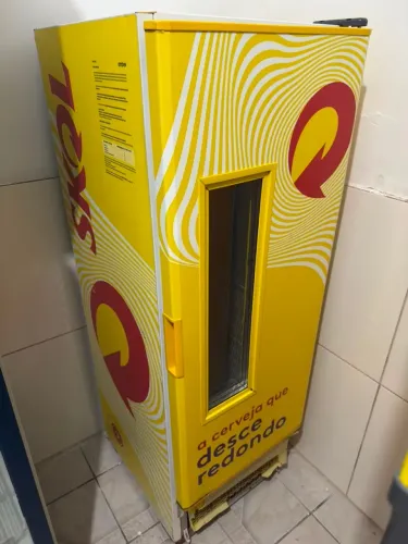 Expositor de cerveja Skol comporta de vidro
