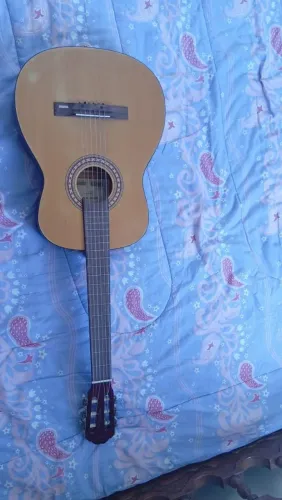 Violão semi novo ótimo pra quem deseja aprender a tocar 