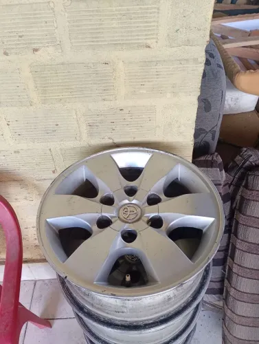 Vendo roda de carro Hilux aro16 semi nova