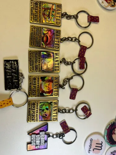Botão personalizado e chaveiro de anime