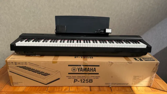 Piano Yamaha P-125 com interface NA CAIXA + Pedal + Estante para partitura