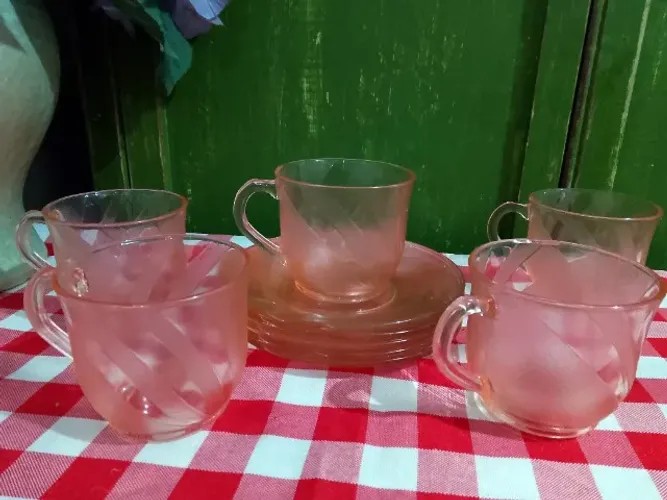 CONJUNTO COM 5 XÍCARAS E PIRES DE VIDRO