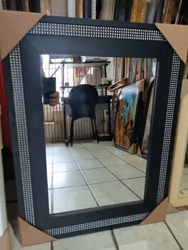 Espelho Moldura preta fosca com detalhes em pedras pratiadas