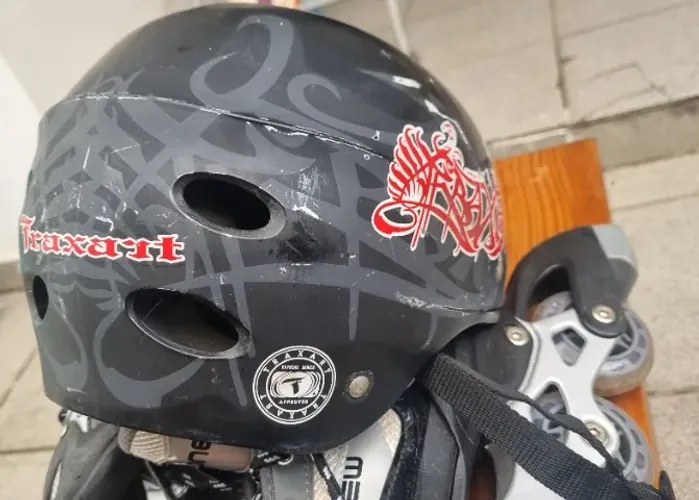 Vendo roller usado. Ótimo estado de rodas e freio. Tam 29 a 31. Inclui capacete