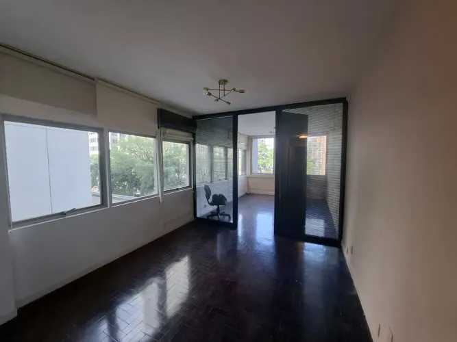 Conjunto para aluguel tem 35 metros quadrados com 2 salas, em Cerqueira César - São Paulo