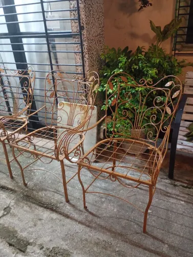 Cadeiras de ferro com mesa de centro