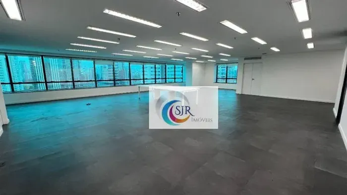 Sala comercial de 237m² com 6 vagas de garagem, piso elevado, forro de gesso, luminárias, 