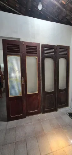 Portas de madeira de lei