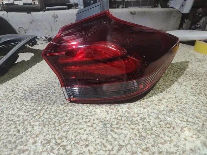 Lanterna Tracker 2020 2021 2022 2023 2024 fumê lado direito passageiro sem LED