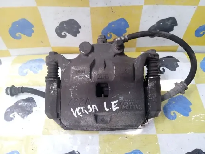 Pinça Freio Dianteiro Esquerdo Nissan Versa 1.6 16v 2018 Mec.