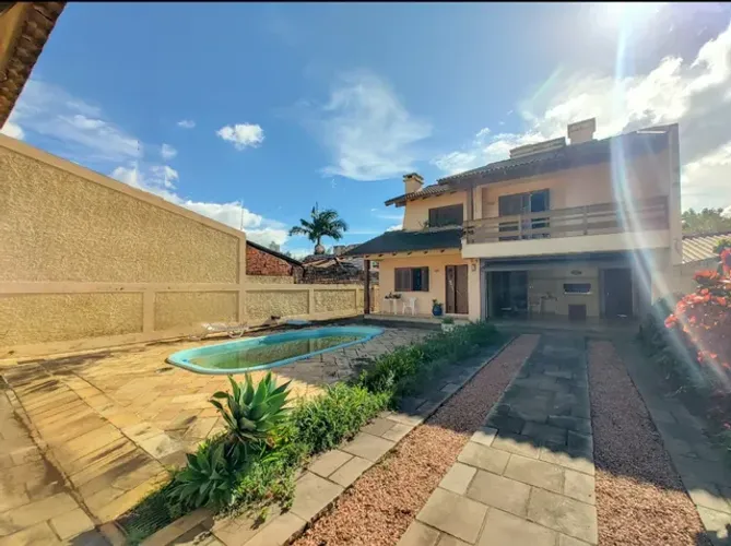 Casa com 4 dormitórios (1 suíte master) sala com lareira, piscina e terreno plano no Mauá 