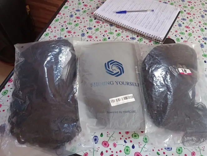 3 perucas novas são 2 com faixa 1 lisa e cacheado 1 com franja liso não é humano similar