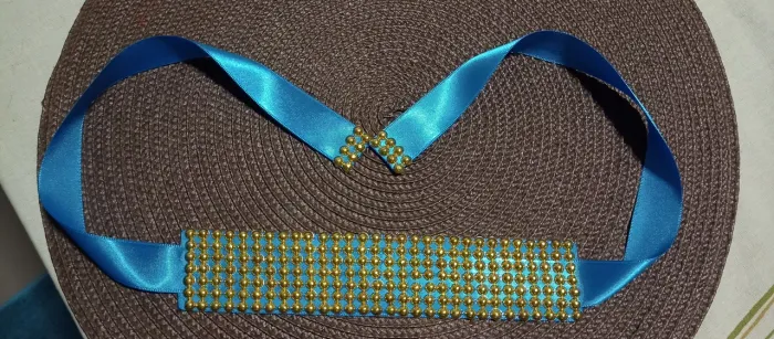 Porta coque em  azul com detalhes em dourado