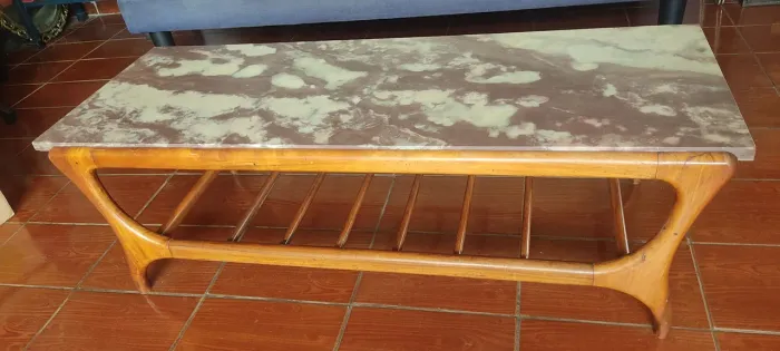 Mesa de centro antiga em madeira maciça com tampo de mármore
