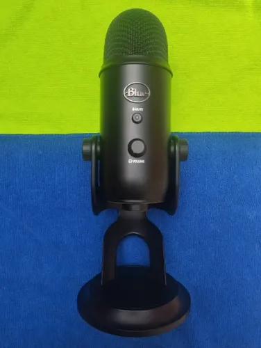 Microfone Condensador Blue Yeti Usb Cor Preto