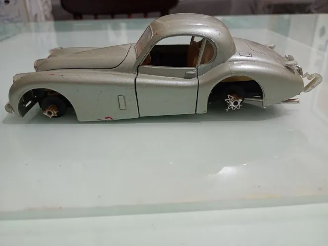 Miniatura Jaguar XK120 1948 Escala 1/24 Burago(sem as rodas/restauro)