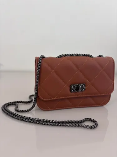 Bolsa feminina transversal com corrente