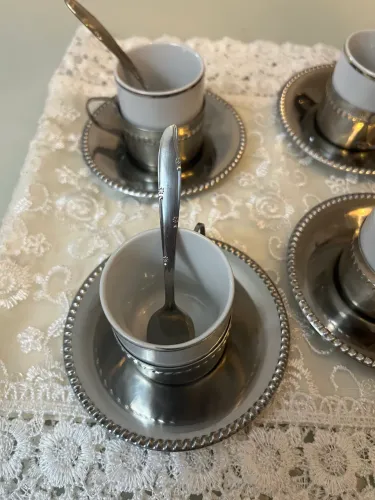 Xícaras em inox e porcelana