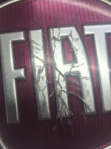 Emblema Abertura Tampa Traseira Fiat Palio 2012/15 Detalhe Vermelho