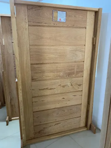 Porta pivotante modelo BBB- madeira angelim pedra