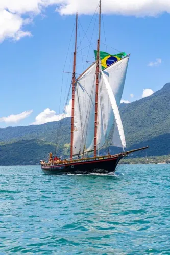 Veleiro clássico em madeira 80 pés e uma surpresa.