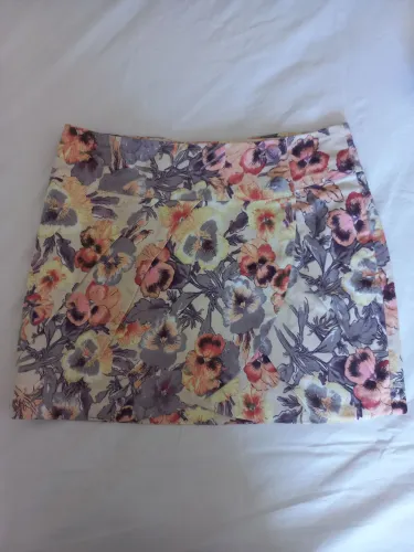 Saia floral com estampa de flores.