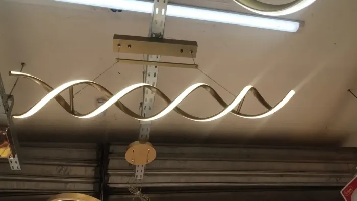 Lustre Moderno em LED Dourado