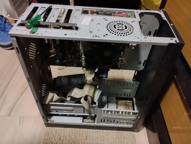 Gabinete de Pc usado ( sem fonte, mas com placa mãe )
