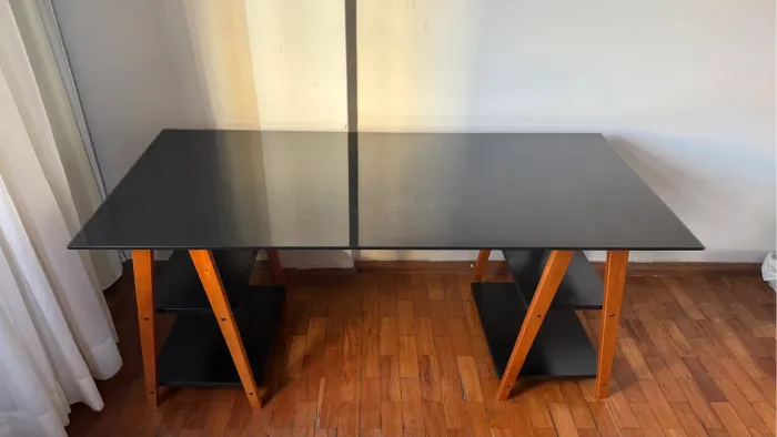 Mesa de Escritório com Tampo Preto de Vidro e Detalhes Amadeirados