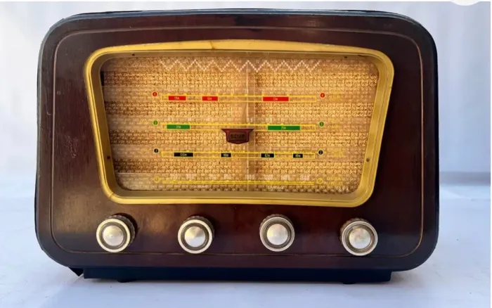 Rádio Vintage SEMP - Peça de Decoração Clássica