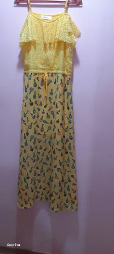 Vestido amarelo estampado