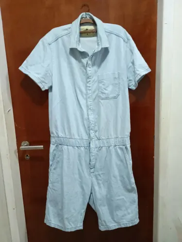 Macacão jeans última peça.