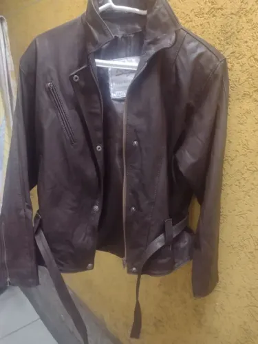 Conjunto puro couro, calça Tamanho M, jaqueta P. Valor 900 reais