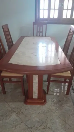 Mesa de Jantar em Madeira com Tampo de Mármore