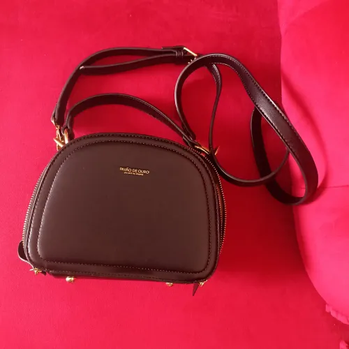 Bolsa preta tiracolo e de mão em estado de nova.