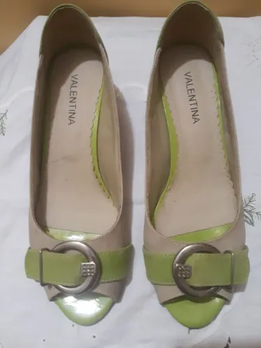 Sandália Peep Toe Bege e Verde