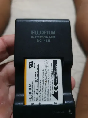 Carregador e bateria fujifilme.