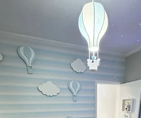 Lustre + Kit de Balões e Nuvens Decorativos para Quarto Infantil com Led