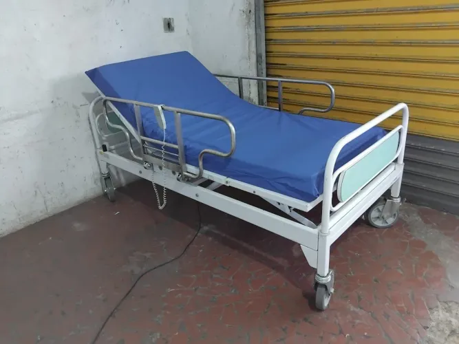 Cama hospitalar articulada eletrônica. 