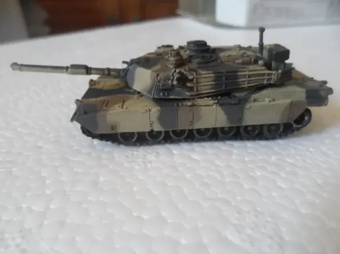 Miniatura tanque M1A2 Abrams escala 1/144 World Tank Museum serie 06 Japão