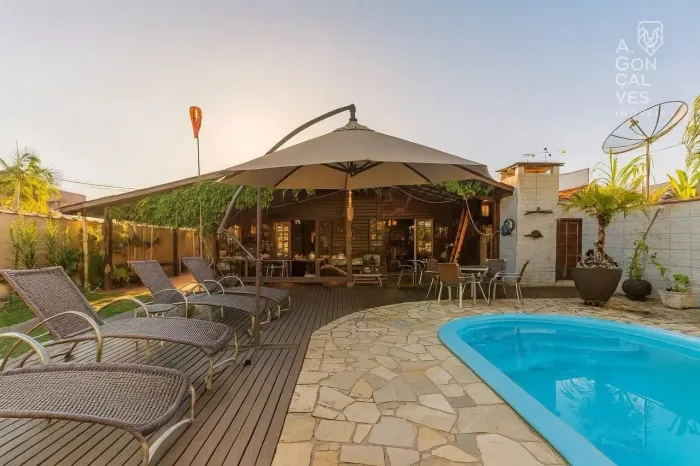 Casa de praia com 03 Quartos, amplo terreno com piscina e churrasqueira, Guaratuba.