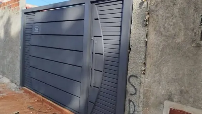 Portão moderno em aço chapa bandeja e baguete