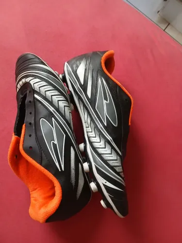 Chuteira de campo tamanho 42