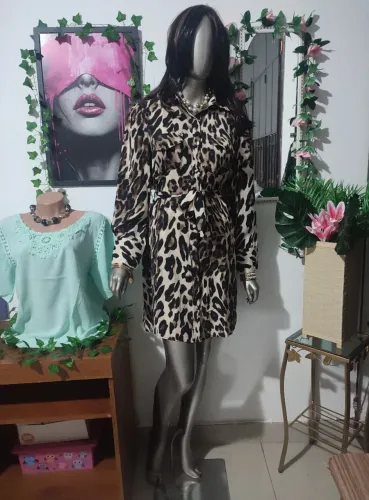 Chemise Animal Print de Seda com Botões,Mangas Compridas e Faixa.