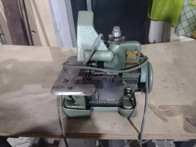 Vendo uma máquina de costurar, overloque 