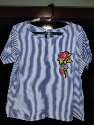  Blusa listrada com bordado de rosa