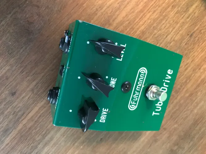 Pedais de guitarra, delay, Reverb e drive.
