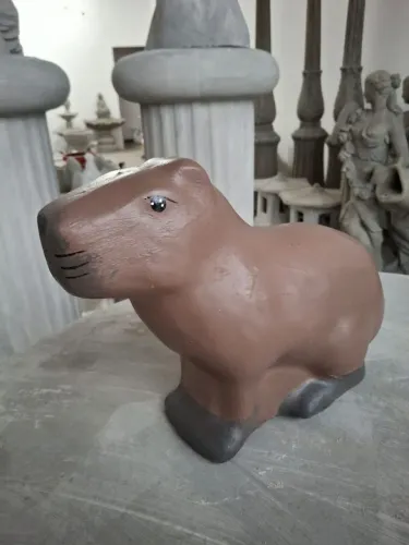 Estátua capivara para decoração de jardim