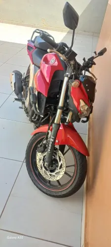 Moto baixa quilometragem segundo dono em ótimo estado 